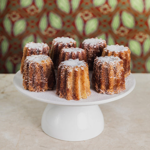 Unsere Landtmann’s Original Guglhupf Minis werden von erfahrenen Konditor:innen in Handarbeit gefertigt, und zwar in unserer Wiener Patisserie. Hier verschmelzen Tradition und Qualität zu einem Genuss, der den einzigartigen Charakter unseres Hauses, des Cafe Landtmann in Wien widerspiegelt.