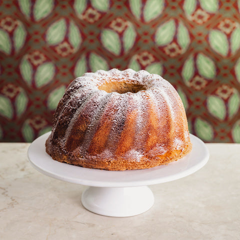 Der Landtmann's Original Guglhupf ist nicht nur ein Kuchen, sondern ein Stück Wiener Mehlspeiskultur. Er wird in Handarbeit zubereitet und mit sorgfältig ausgewählten Zutaten nach einem bewährten Rezept gebacken.